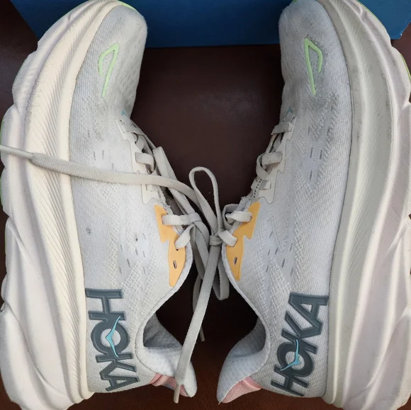 HOKA Clifton 9 size 7 womens - Picture 8 of 15